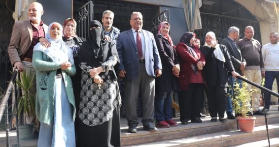 العاملون بمديرية تعليم القاهرة ينظمون مسيرة بمحيط اللجان الانتخابية.. صور