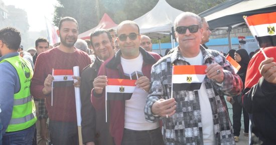مسيرات وحشود أمام لجان الوراق لتشجيع المواطنين على الإدلاء بأصواتهم.. صور