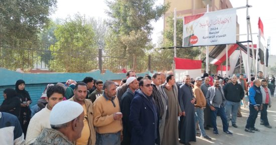 طوابير للشباب أمام مدرسة الإسراء بجزيرة محمد للمشاركة فى انتخابات الرئاسة