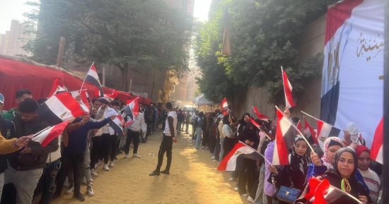 شباب أرض اللواء يرفعون علم مصر خلال مشاركتهم بانتخابات الرئاسة 2024