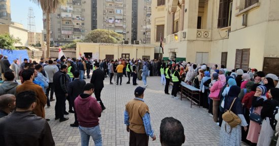 تزايد أعداد الناخبين فى انتخابات الرئاسة بالعباسية.. وأفراد الشرطة تساعد كبار السن