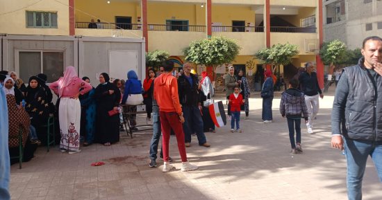 إقبال كبير لأهالى فيصل على اللجان بصحبة أبنائهم للتصويت بانتخابات الرئاسة