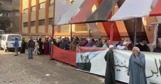 طابور للناخبين أمام لجنة هيئة الاستثمار بكرداسة للمشاركة بالانتخابات الرئاسية