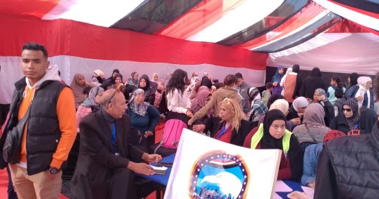 سيدات حدائق أكتوبر يصطحبن أطفالهن أمام اللجان الانتخابية.. صور