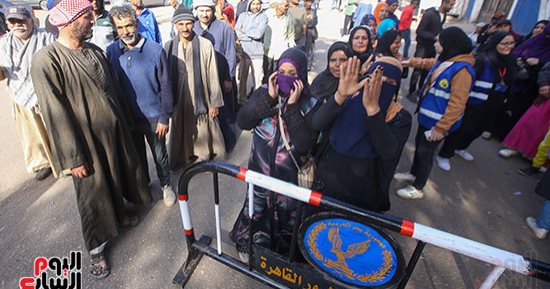 ناخبون يصطفون أمام لجنة مصطفى كامل فى البساتين للإدلاء بأصواتهم