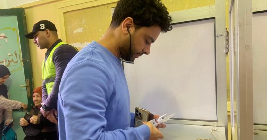 الفنان أحمد جمال يدلى بصوته فى الانتخابات الرئاسية بمدينة نصر.. صور