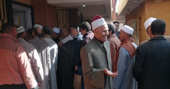 حشود من مشايخ وموظفى الأزهر الشريف يدلون بأصواتهم فى لجنة المغتربين بالجمالية