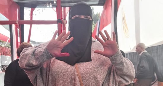 سيدة مصرية بعد الإدلاء بصوتها: انتخبت السيسى وببصم بالعشرة