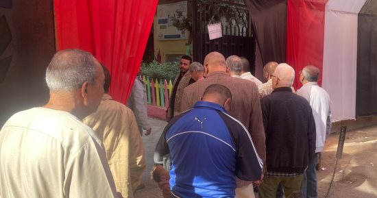 احتشاد الناخبين أمام لجنة مدرسة أجيال المستقبل ببولاق الدكرور.. صور 