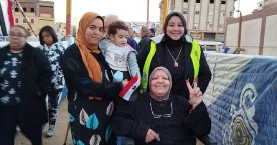 شباب الأحزاب يساعدون كبار السن فى الوصول للجان التصويت بالعاشر من رمضان