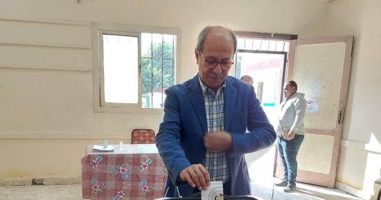 محسن عبد المسيح عضو مجلس الإسماعيلى يدلي بصوته فى الانتخابات الرئاسية