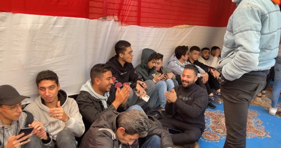 الشباب يفترشون الطريق فى الدقى بانتظار دورهم للتصويت بالانتخابات الرئاسية