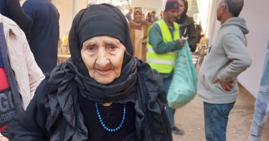 مسنة 91 سنة تدلى بصوتها بمنشأة البكارى: "أنا بحب السيسى وما ينفعش أتأخر عنه"