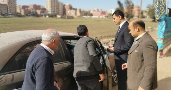 رئيس لجنة بالشرقية يخرج لمسن مريض لمساعدته فى الإدلاء بصوته بالانتخابات