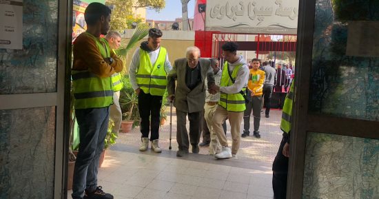 شبابك يا مصر.. متطوعون يساعدون ذوى الهمم وكبار السن فى الوصول للجانهم الانتخابية