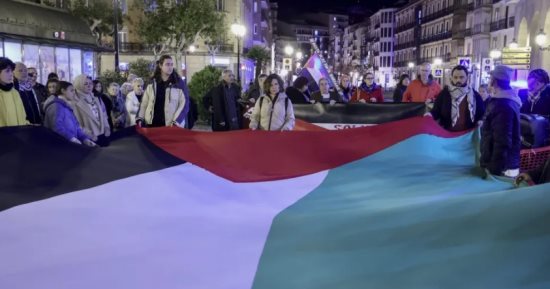 أوروبا تستمر فى دعمها لفلسطين.. بابا الفاتيكان يكرر دعوته لحماية المدنيين ودور العبادة فى غزة.. مظاهرات فى عدد من الدول ورفع العلم الفلسطينى فى إسبانيا للمطالبة بوقف النار.. وفرنسا تطالب بهدنة إنسانية دائمة