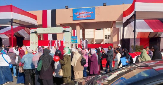 عظيمات مصر ينتخبن.. فتيات الأقصر تشاركن فى خدمة كبار السن.. مصرية تحمل الجنسية اللبنانية: نزلت أرد الجميل لمصر.. رئيس لجنة يسمح لسيدة قعيدة بالتصويت خارج اللجنة.. وآخر يخرج لمساعدة 3 مسنات على الإدلاء بأصواتهن