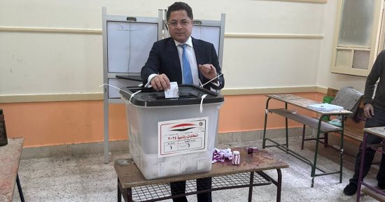 الإعلامى خالد أبو بكر يدلى بصوته فى الانتخابات الرئاسية بالعجوزة