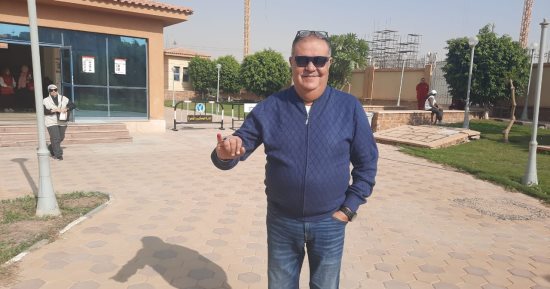 الإعلامى طارق أبو السعود يدلى بصوته فى الانتخابات الرئاسية بلجنة "مدينتى"