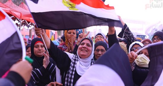  "أم الغلابة" فى مسيرة حب مصر.. عزيزة: بدعم الرئيس السيسى عشان هيحافظ علينا ويحمينا 