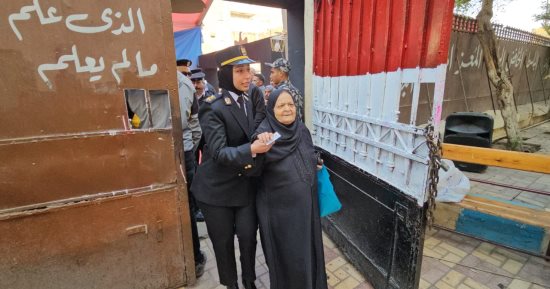 الشرطة تساعد كبار السن لتسهيل الإدلاء بأصواتهم فى انتخابات الرئاسة بالعباسية