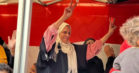أجواء احتفالية أمام لجنة بمحافظة الجيزة باليوم الثالث للانتخابات.. صور 