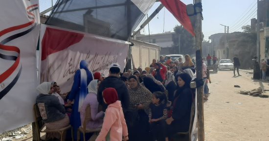 زحام ومسيرات أمام مدارس الصف بالجيزة للمشاركة فى انتخابات الرئاسة.. صور 