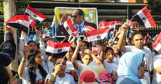 القاهرة تشهد استمرار توافد المواطنين ورجال الدولة والرياضة للتصويت بانتخابات الرئاسة.. "أبو الغيط وجدو ونبيلة مكرم" الأبرز.. طلاب المدارس ينظمون مسيرة حاشدة فى حب مصر بالتجمع الخامس.. والشباب يساعدون كبار السن