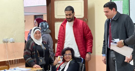 مستشار بإحدى لجان انتخابات الرئاسة بالجيزة يساعد كبار السن على التصويت.. صور 