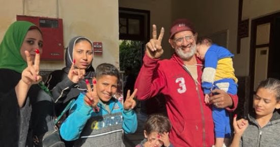 بهجة الأطفال وأصابعهم بلون الحبر الوردى تزين المشهد الانتخابى بالفيوم.. صور