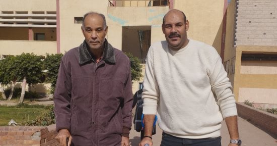 "على عكازين".. شاب مريض يصطحب والده المسن للتصويت بالانتخابات فى الشرقية