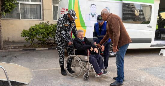 الشرطة تساعد كبار السن للإدلاء بأصواتهم فى لجنة كلية الزراعة بالإسكندرية