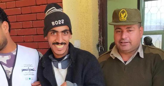رئيس لجنة بالشرقية يخرج لناخب من ذوى الهمم للإدلاء بصوته فى الانتخابات.. صور