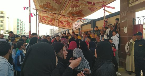 حشود من موظفى التأمين الصحى الشامل تتوجه للمقار الانتخابية ببورسعيد.. صور