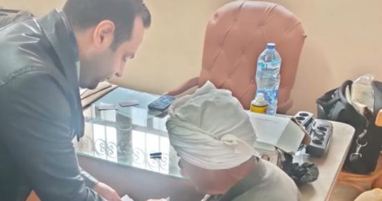 لفتة إنسانية.. قاضى يساعد أحد المكفوفين للإدلاء بصوته فى كرداسة