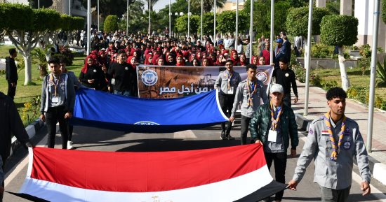 مسيرة حاشدة لطلاب جامعة قناة السويس للمشاركة فى الانتخابات الرئاسية.. صور