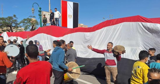 أتوبيسات تحيا مصر تجوب شوارع المنيا بالأغانى الوطنية للحث على المشاركة بالانتخابات