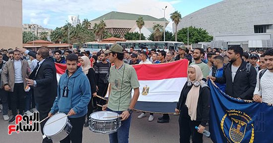 الإسكندرانية يتحدون نوة "قاسم".. طوابير على اللجان الانتخابية فى اليوم الثالث.. فرحة الأطفال بمشاركة أسرهم فى العملية الانتخابية.. مسيرة لجامعة الإسكندرية على الكورنيش.. وأهالى سيوة يتوافدون على اللجان بمطروح
