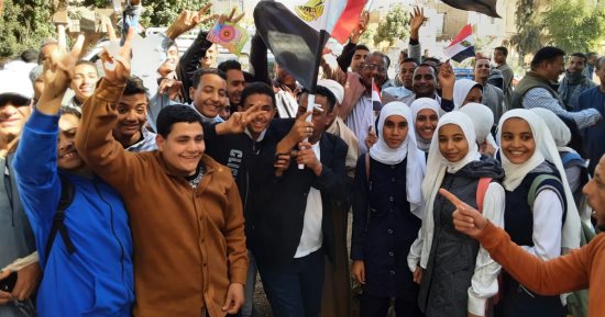 مسيرة لطلاب مدرسة بالأقصر لحث المواطنين على المشاركة فى الانتخابات.. صور