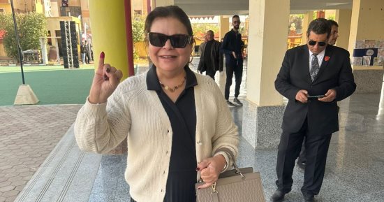 مشاهير يدلون بأصواتهم ويحرصون على التقاط الصور التذكارية بلجان الشيخ زايد