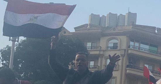 حسن شاكوش يجوب شوارع العجوزة للاحتفال بالمشاركة فى انتخابات الرئاسة