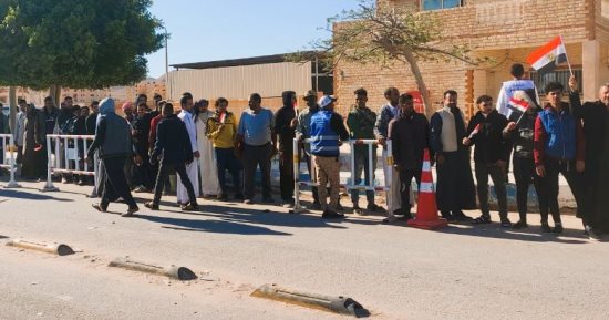 إقبال كبير وطوابير أمام اللجان الانتخابية بمدينة السلوم.. صور