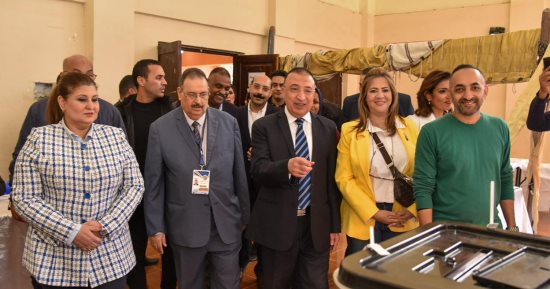 محافظ الإسكندرية وبعثة جامعة الدول العربية يتفقدان عددا من اللجان الانتخابية