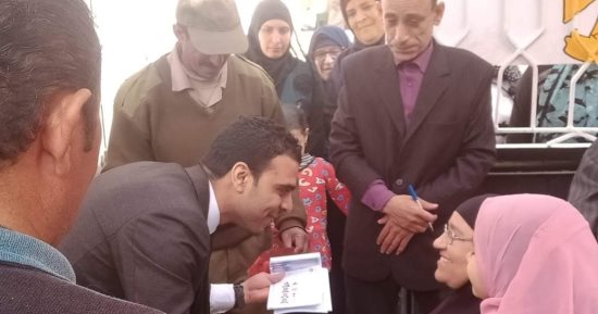 رئيس لجنة بالدقهلية يساعد عددا من الحالات الإنسانية على التصويت فى الانتخابات