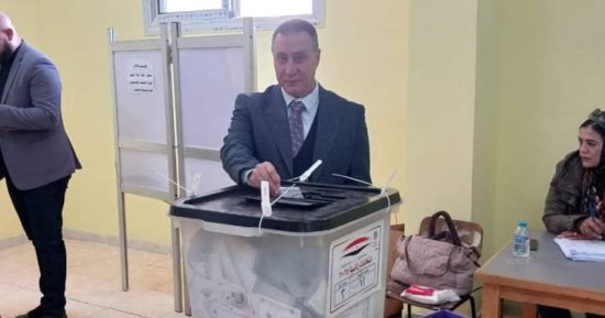 نقيب الخدمات الإدارية عقب تصويته بالانتخابات: المشاركة واجب وطنى