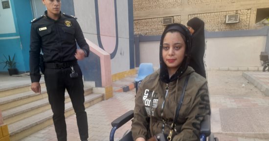 مصابة بضمور عضلات تدلى بصوتها داخل لجنة فى قنا.. وتؤكد: "صوتنا بيفرق"