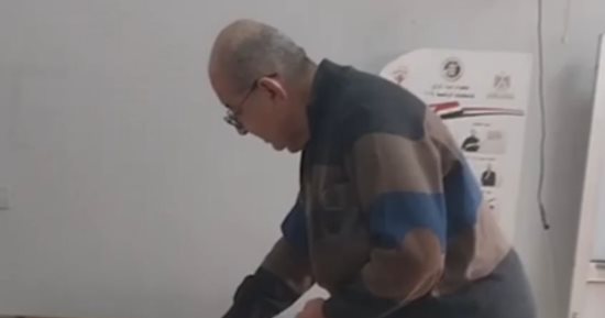 الفنان محمد التاجى يدلى بصوته بانتخابات الرئاسة بمعهد الفتيات بمصر الجديدة