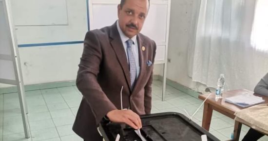 نقيب المرافق العامة يصوت بالانتخابات: العمال شاركوا بشكل حضارى لدعم الاستقرار