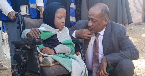 "حماة الوطن" بأسوان يساعد كبار السن وذوى الاحتياجات أثناء التصويت الانتخابات.. صور