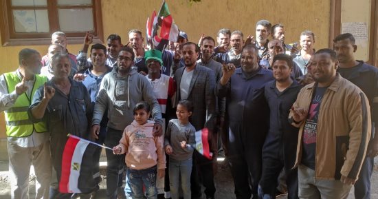 مواطن يرتدى علم مصر بالأقصر وينشر البهجة حول لجان الانتخابات الرئاسية.. صور